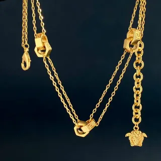 Versace Chain Reaction गोल्ड-टोन मेड्यूसा पेंडेंट नेकलेस