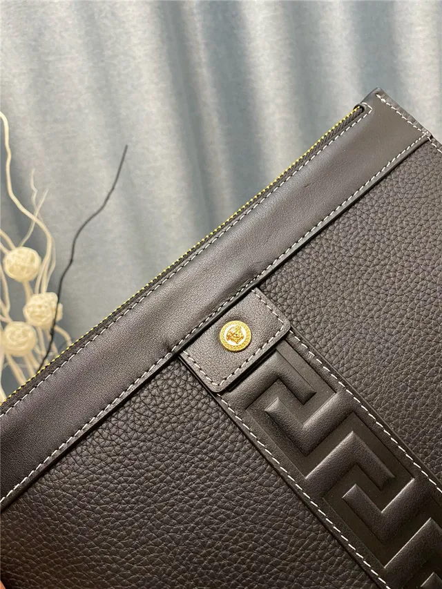 Versace Greca 压纹黑色皮革信封手拿包 2