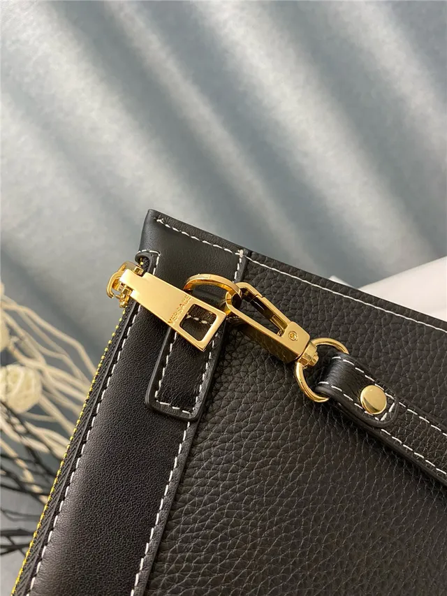 Versace Greca 压纹黑色皮革信封手拿包 4