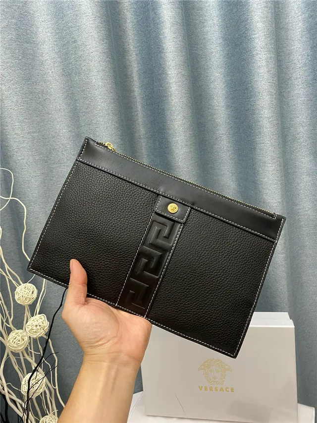 Versace Greca 压纹黑色皮革信封手拿包 5