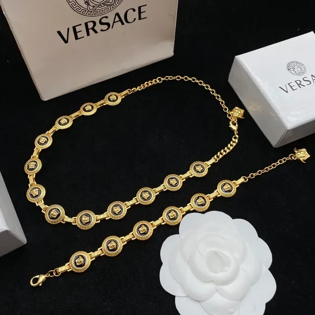 سوار Versace Greca Odissea Medusa Medallion ذهبي أسود مينا 2