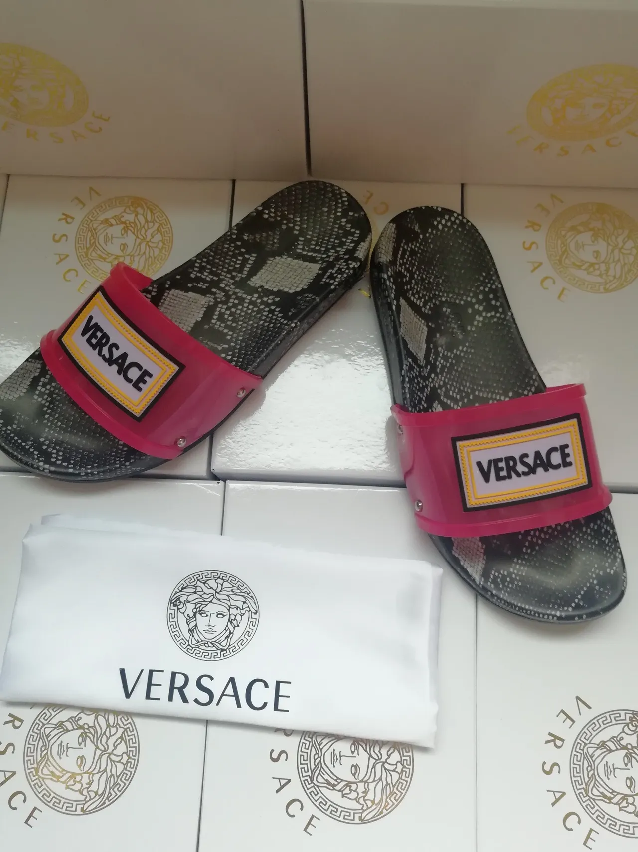 Versace 标志带蛇皮印花粉色拖鞋 2