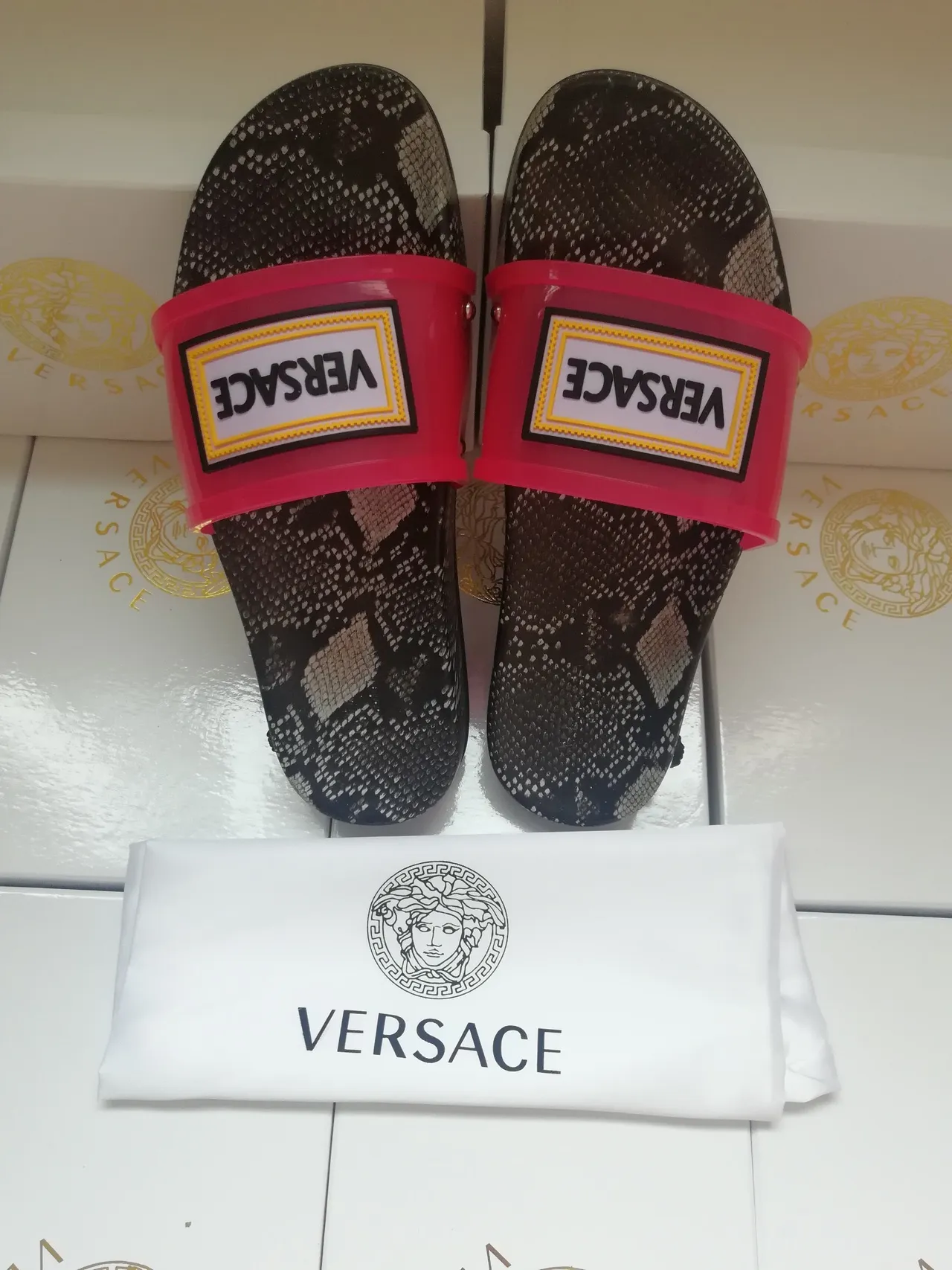 Versace 标志带蛇皮印花粉色拖鞋 3