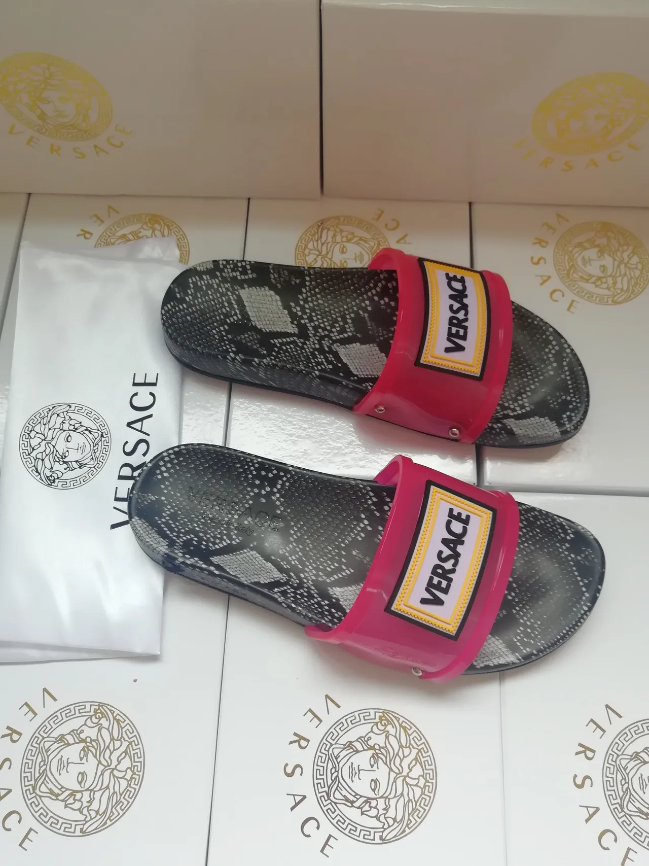 Versace 标志带蛇皮印花粉色拖鞋 4