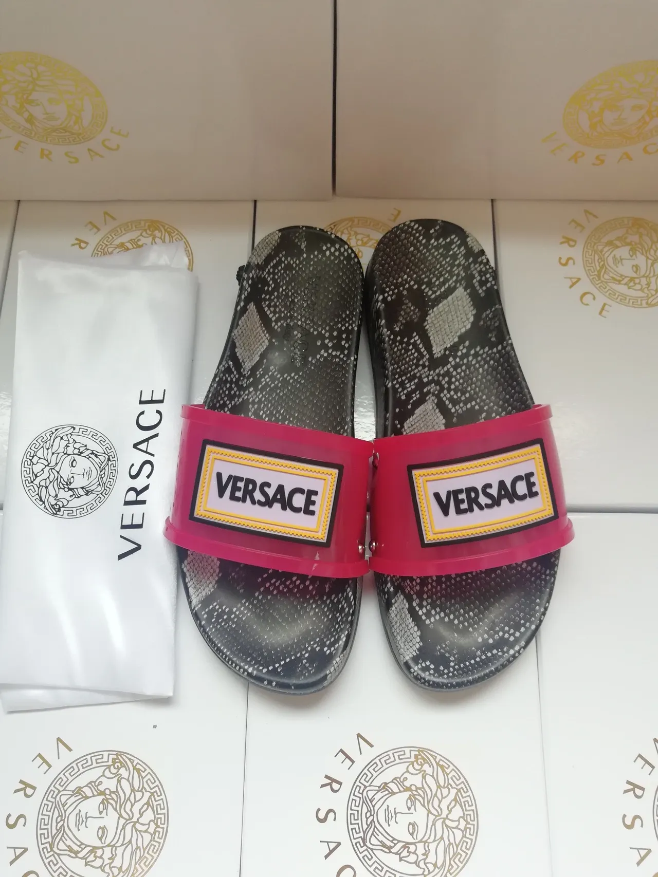 Versace 标志带蛇皮印花粉色拖鞋 5