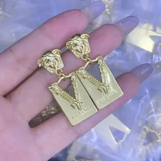 Versace Boucles d'oreilles Tête de Méduse et Plaque Gravée Dorées en Tono