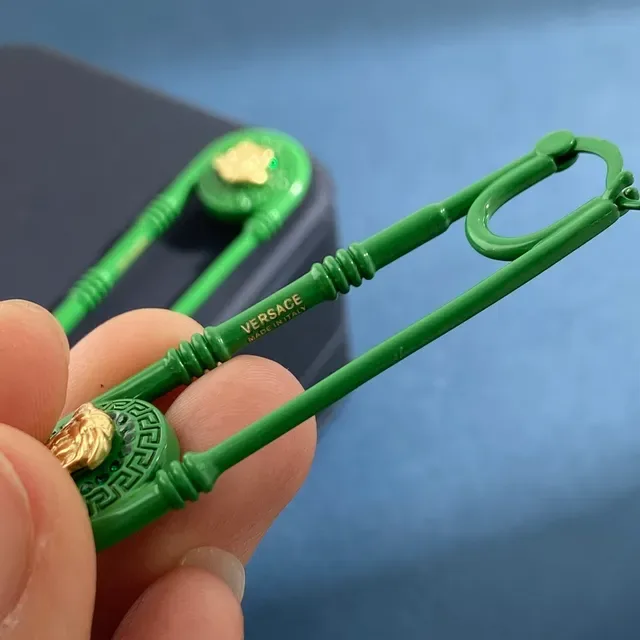 Versace Medusa Safety Pin Brincos Rosa e Dourado 4