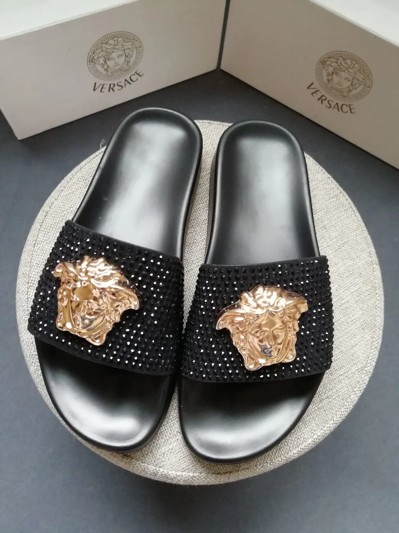 Versace Slide Sandales noires ornées de cristaux embellished tête de Medusa en or 4