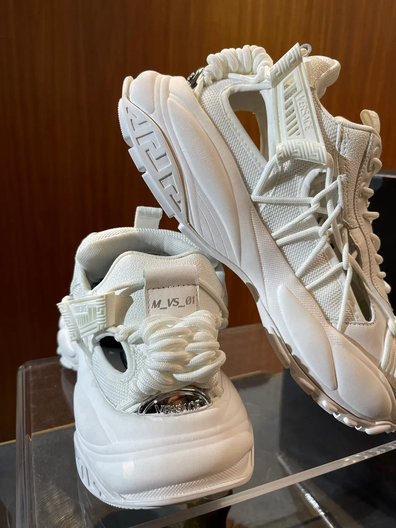 Versace সাদা ধূসর প্ল্যাটফর্ম সোল লেয়ারড মেশ এবং সিন্থেটিক আপার চাঙ্কি স্নিকার 5