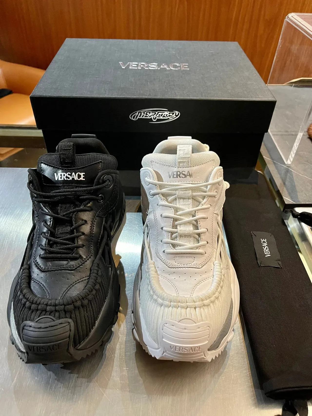 Versace সাদা ধূসর প্ল্যাটফর্ম সোল লেয়ারড মেশ এবং সিন্থেটিক আপার চাঙ্কি স্নিকার 8