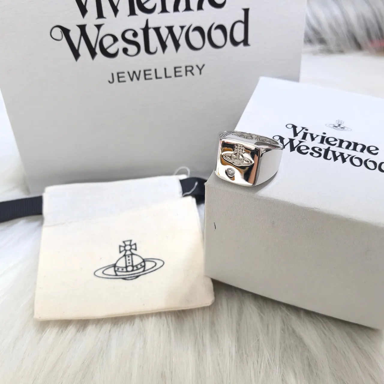 Vivienne Westwood Orb Signet Ring Anéis em tons de ouro e prata 2