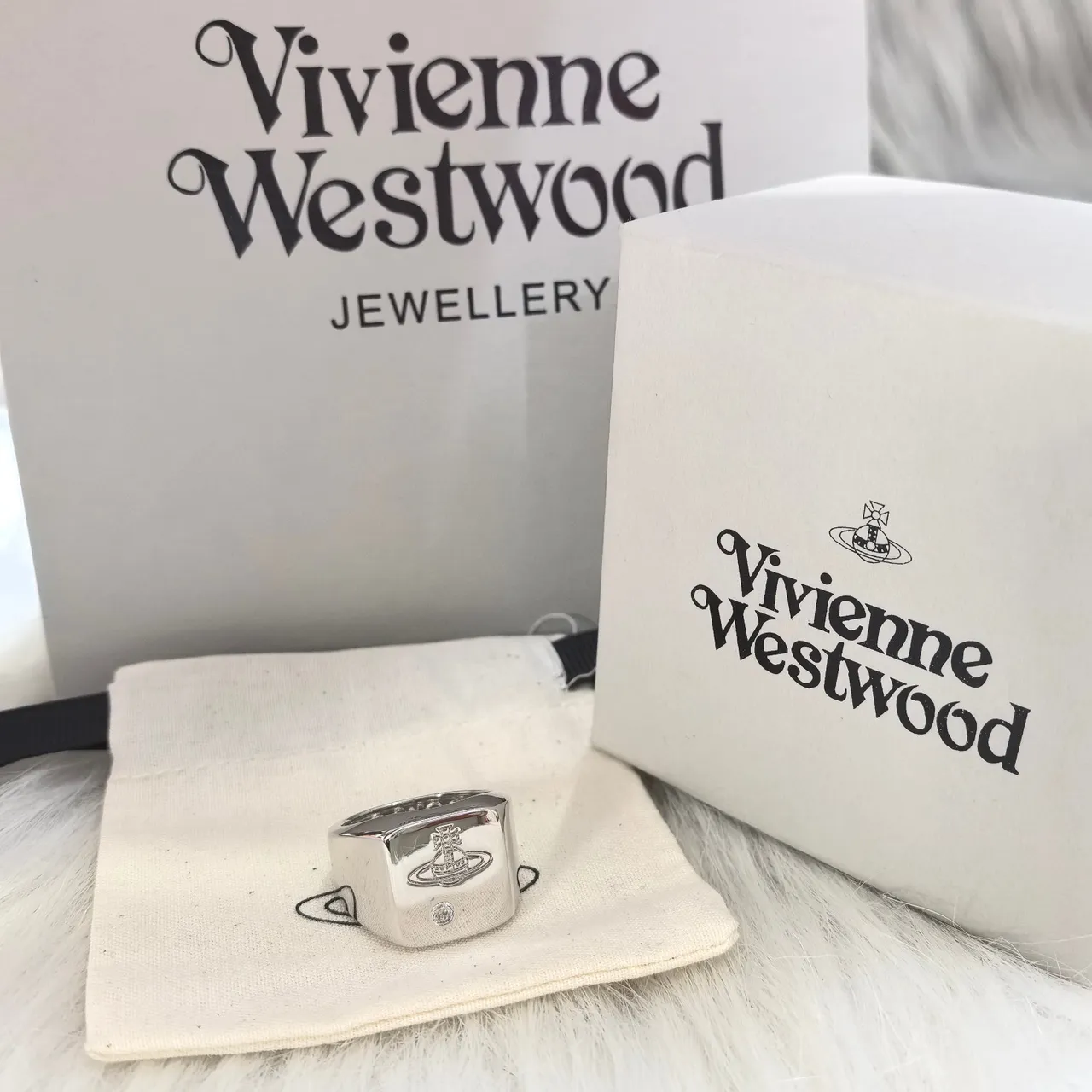 Vivienne Westwood Orb Signet Ring Anéis em tons de ouro e prata 4