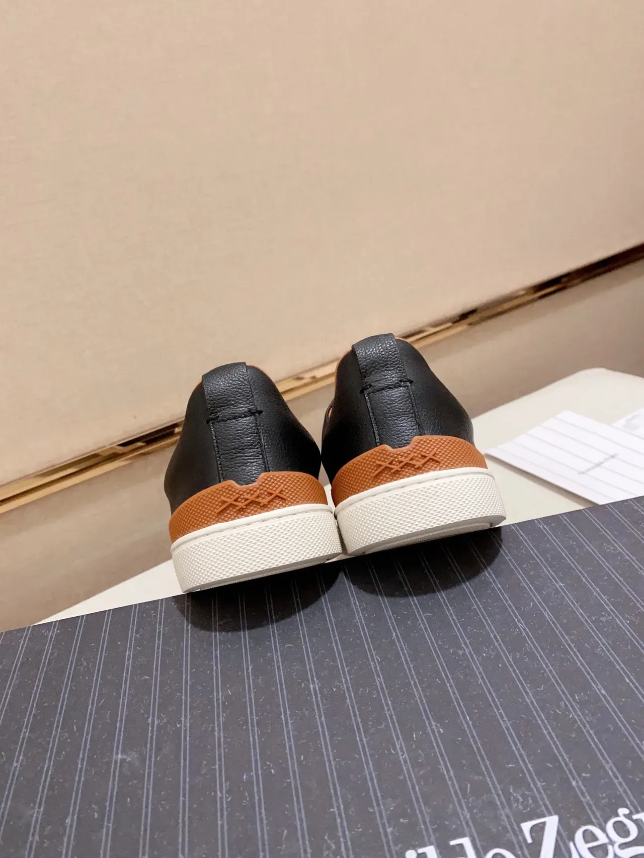 Zegna काले और भूरे चमड़े की बिना लेस वाली लाइफस्टाइल स्नीकर 3