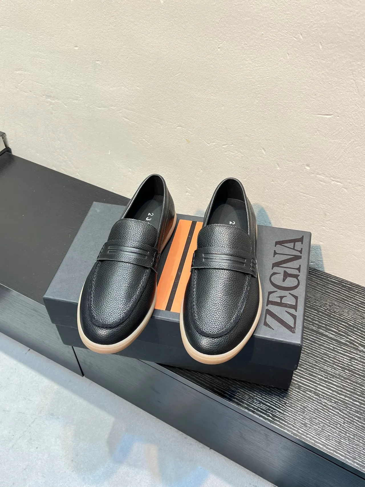 لوفر Zegna جلد محبب أسود بيج بشريط بيني 2