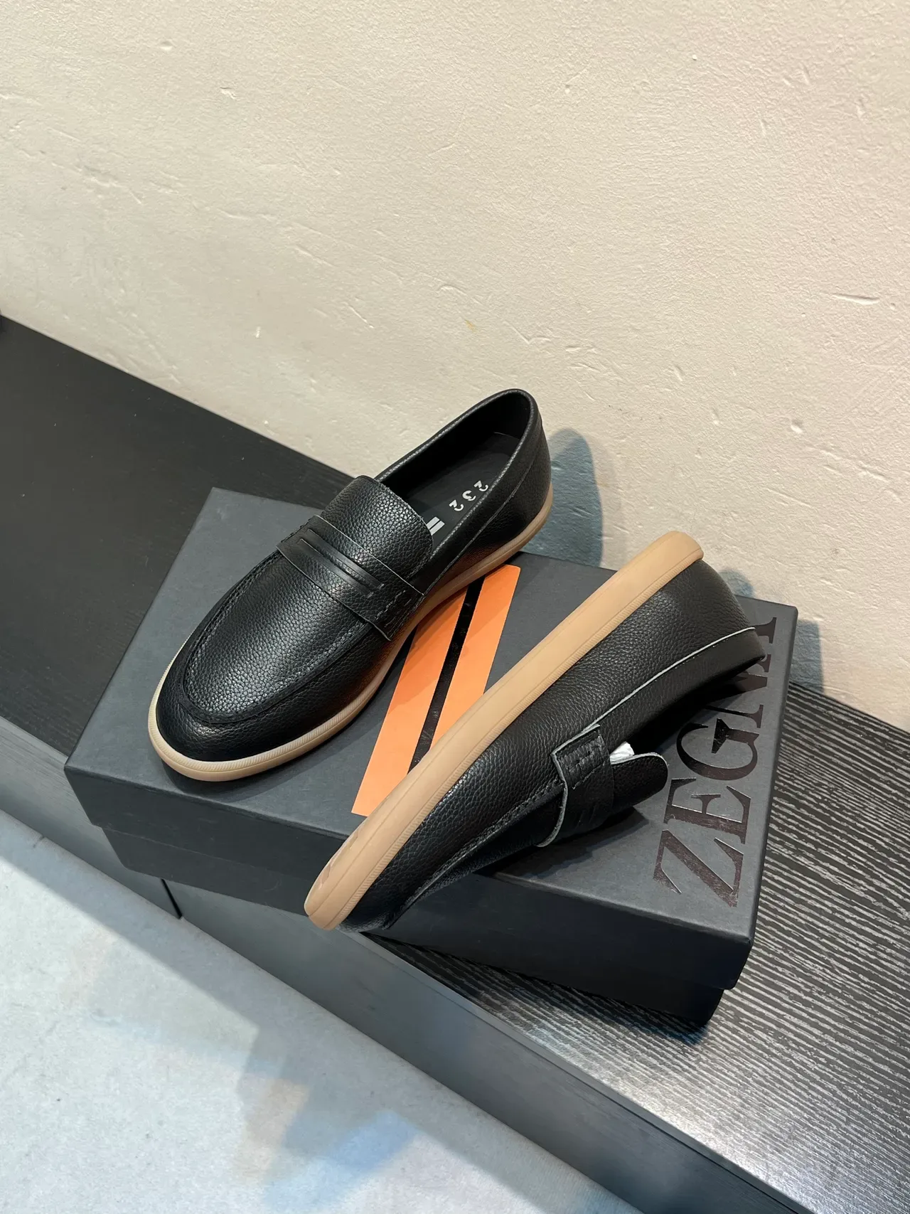 لوفر Zegna جلد محبب أسود بيج بشريط بيني 3