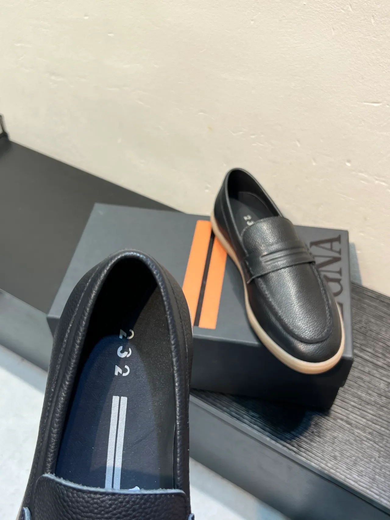 لوفر Zegna جلد محبب أسود بيج بشريط بيني 4