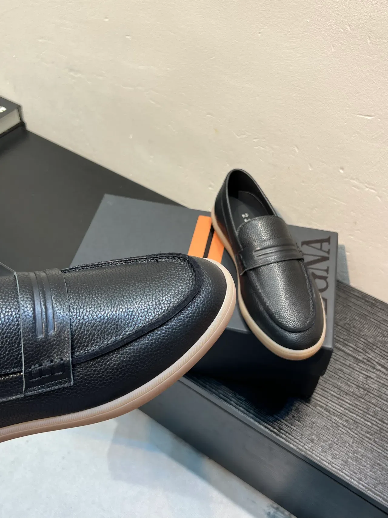 لوفر Zegna جلد محبب أسود بيج بشريط بيني 5