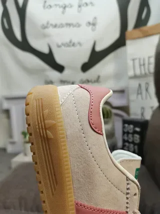 Adidas Tênis Lifestyle em couro aveludado bege e rosa com painel lateral de três listras 3
