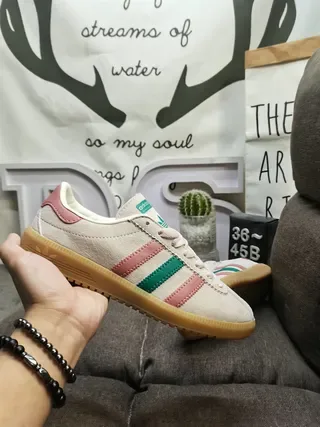 Adidas Tênis Lifestyle em couro aveludado bege e rosa com painel lateral de três listras 5