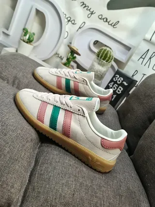 Adidas Tênis Lifestyle em couro aveludado bege e rosa com painel lateral de três listras 7