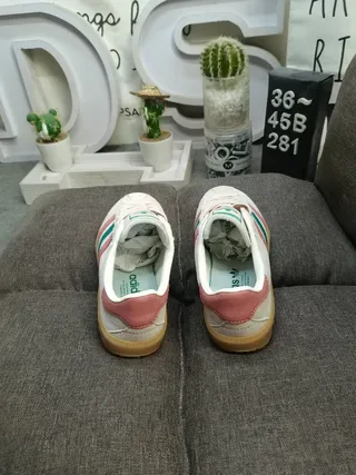 Adidas Tênis Lifestyle em couro aveludado bege e rosa com painel lateral de três listras 8