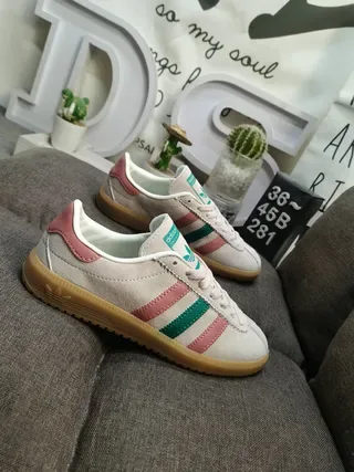 Adidas Tênis Lifestyle em couro aveludado bege e rosa com painel lateral de três listras 9