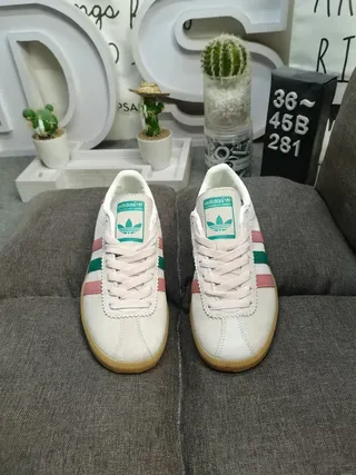 Adidas Tênis Lifestyle em couro aveludado bege e rosa com painel lateral de três listras 10