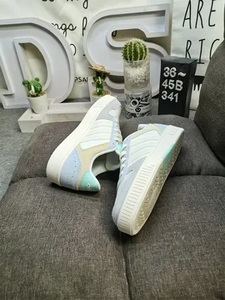 Adidas 米白 低帮 麂皮和纺织面料上部 生活方式运动鞋 6