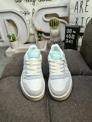 Adidas 米白 低帮 麂皮和纺织面料上部 生活方式运动鞋 10