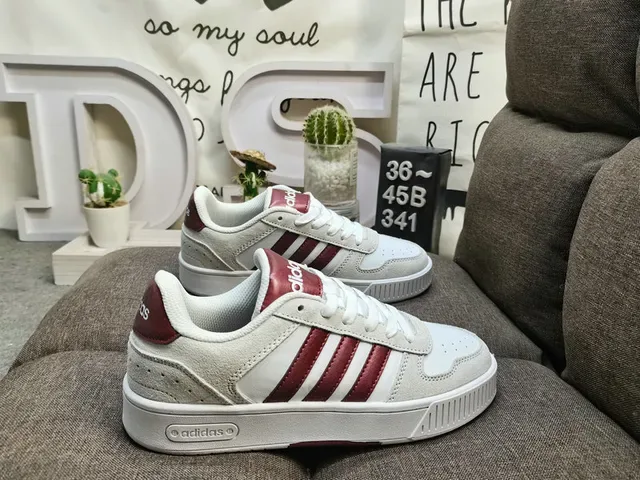 Adidas 米白 低帮 麂皮和纺织面料上部 生活方式运动鞋 21