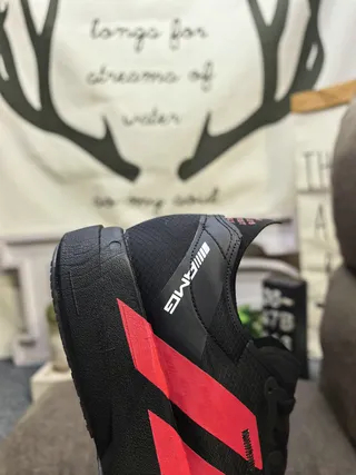 Adidas কালো লাল জাল উপর তিন স্ট্রাইপ ওভারলে দৌড়ের জুতা 3