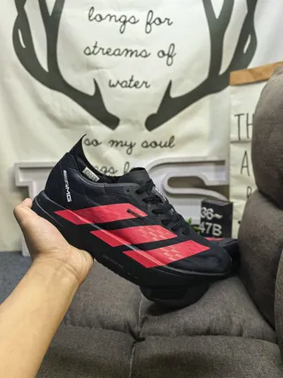 Adidas কালো লাল জাল উপর তিন স্ট্রাইপ ওভারলে দৌড়ের জুতা 5