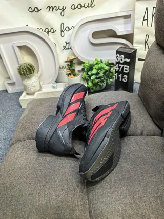 Adidas কালো লাল জাল উপর তিন স্ট্রাইপ ওভারলে দৌড়ের জুতা 6