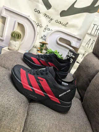 Adidas কালো লাল জাল উপর তিন স্ট্রাইপ ওভারলে দৌড়ের জুতা 7