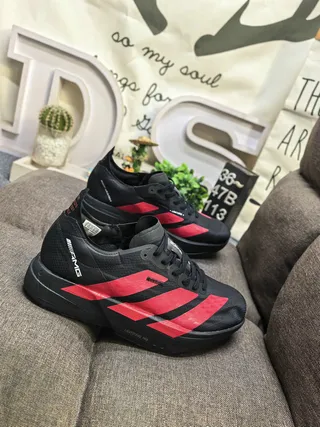 Adidas কালো লাল জাল উপর তিন স্ট্রাইপ ওভারলে দৌড়ের জুতা 9