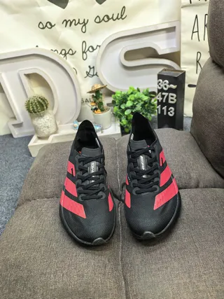 Adidas কালো লাল জাল উপর তিন স্ট্রাইপ ওভারলে দৌড়ের জুতা 10