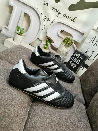 Adidas Chaussures de football indoor Noir Blanc Sans Lacets Bout Matelassé 9