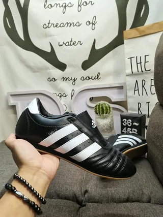 Adidas Chaussures de football indoor noires blanches sans lacets slip-on avec upper matelassé 5