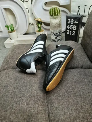 Adidas Chaussures de football indoor noires blanches sans lacets slip-on avec upper matelassé 6