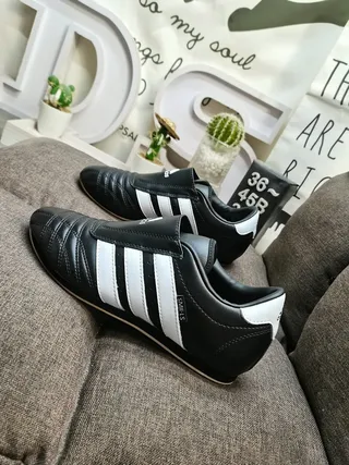 Adidas Chaussures de football indoor noires blanches sans lacets slip-on avec upper matelassé 7