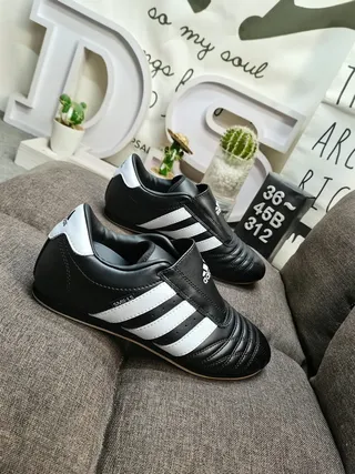 Adidas Chaussures de football indoor noires blanches sans lacets slip-on avec upper matelassé 9