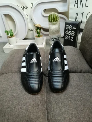 Adidas Chaussures de football indoor noires blanches sans lacets slip-on avec upper matelassé 10