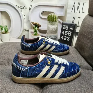 Adidas أحذية أسلوب حياة أزرق وبيج جلد مموج تمساح في الجزء العلوي لوحة جانبية ثلاث خطوط