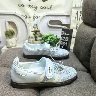 Adidas 蓝色米色 低帮 Velcro 带覆盖 生活方式运动鞋