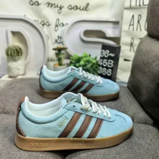 Adidas حذاء رياضي أسلوب حياة أزرق بني سويد أعلى لوح جانبي بثلاث شرائط