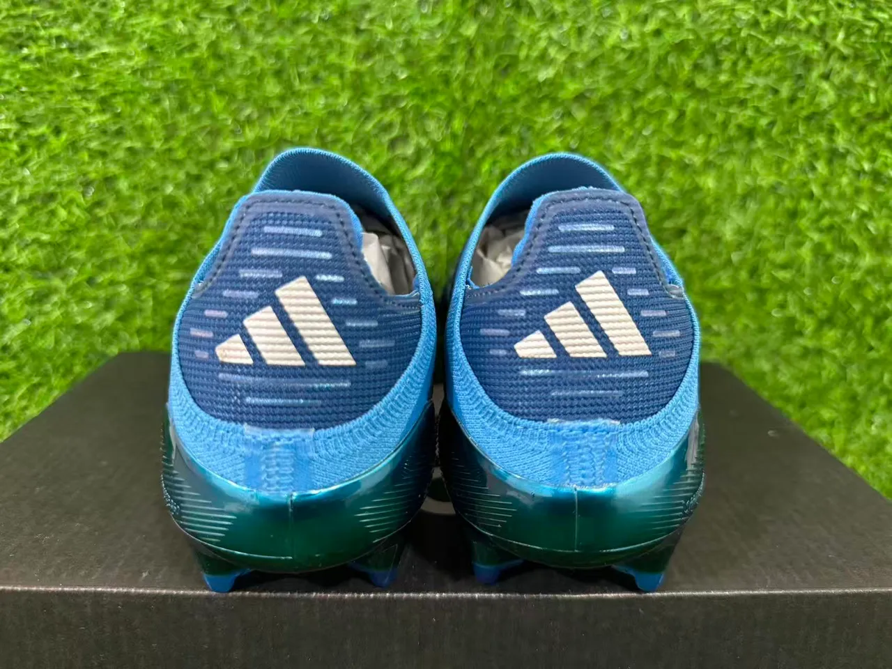 Adidas أزرق أبيض منخفض القطع كم ملائم للجوارب خط السرعة تراكب الرسومات أرضية صلبة أحذية كرة القدم 10