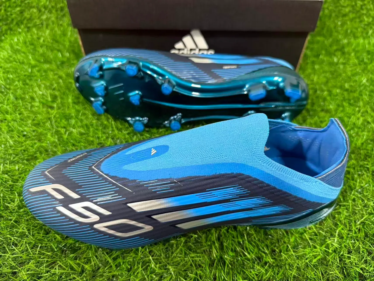 Adidas أزرق أبيض منخفض القطع كم ملائم للجوارب خط السرعة تراكب الرسومات أرضية صلبة أحذية كرة القدم 12