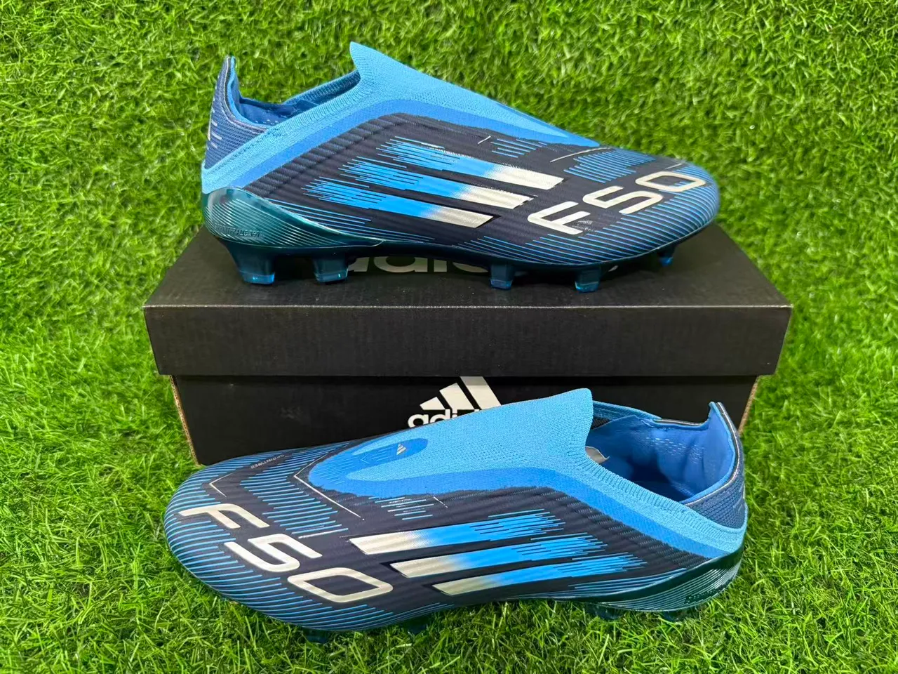 Adidas أزرق أبيض منخفض القطع كم ملائم للجوارب خط السرعة تراكب الرسومات أرضية صلبة أحذية كرة القدم 15