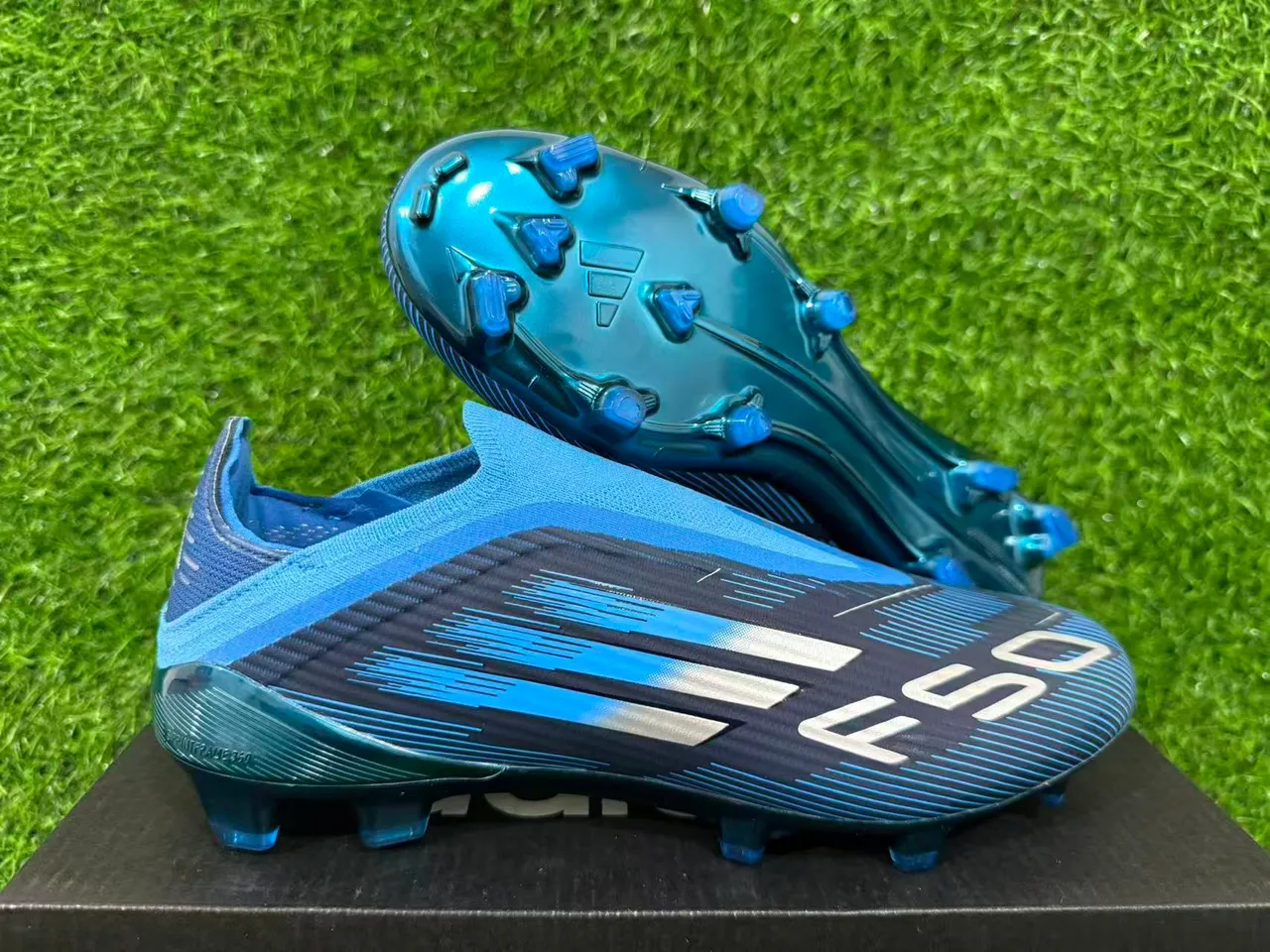 Adidas أزرق أبيض منخفض القطع كم ملائم للجوارب خط السرعة تراكب الرسومات أرضية صلبة أحذية كرة القدم 16