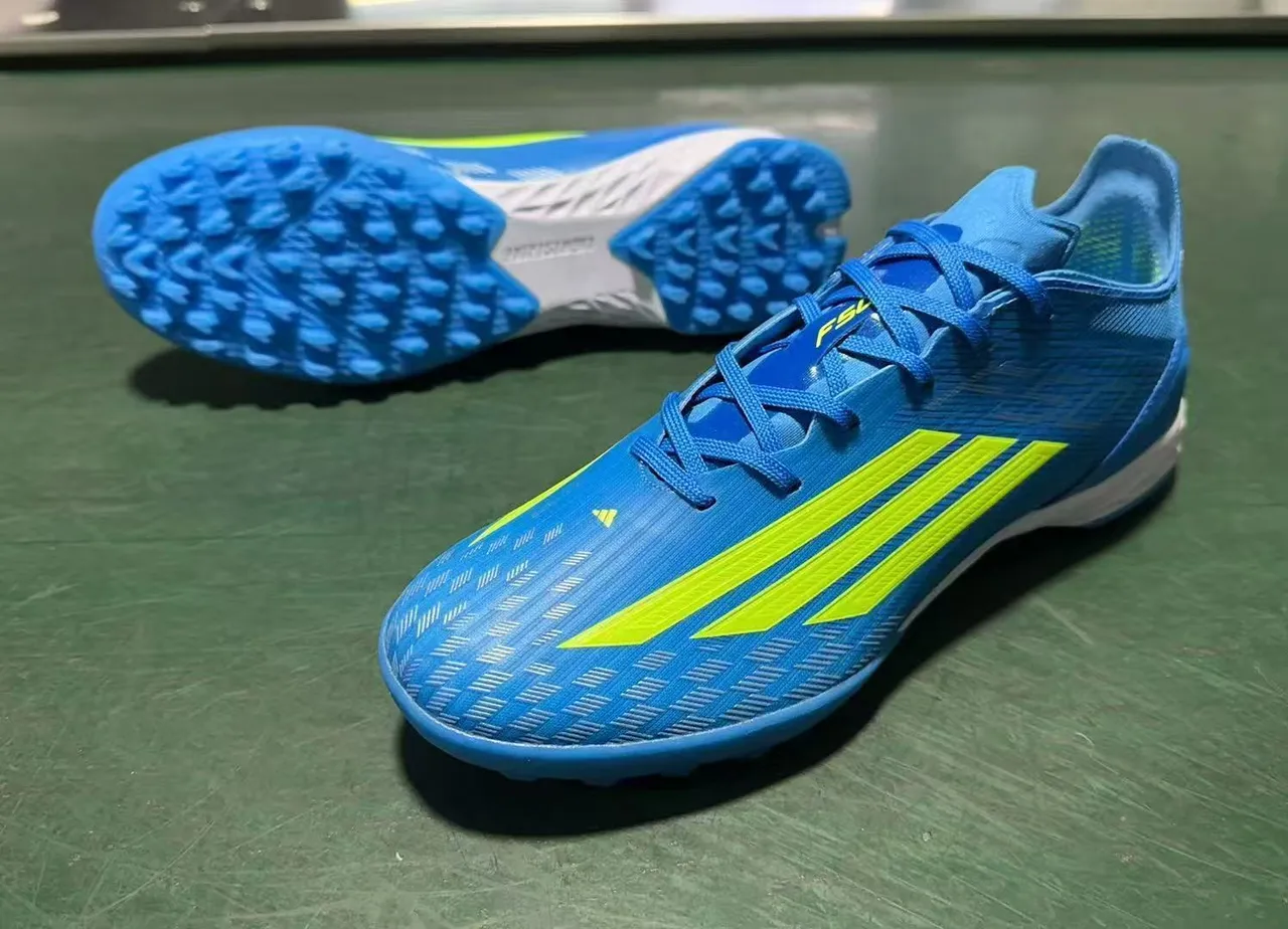 Adidas Tênis de futebol turf sintéticos azul e amarelo com upper texturizado e acanalado de baixo corte 8